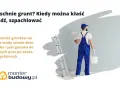 Budowlaniec z wałkiem i wiadrem czeka, aż grunt wyschnie. Większość gruntów na bazie wody schnie 4-6 godzin.