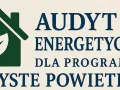 Zielony dom z liściem symbolizuje audyt energetyczny dla programu Czyste Powietrze.