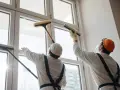 Skuteczne sposoby na mycie okien po remoncie - uniknij trudnych zabrudzeń