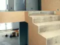 Jakim klejem przykleić panele na schody, aby uniknąć problemów?