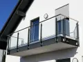 Nowoczesna obróbka czoła balkonu z balustradą ze szkła i stali nierdzewnej.