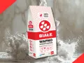 Białe wapno hydratyzowane w worku, eksplodujące w chmurze pyłu. Produkt naturalny do budowy.