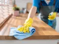 Jak usunąć spaleniznę z blatu - skuteczne metody i porady