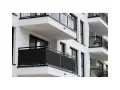 Ciemna osłona na balustradę balkonu, idealna, by zapewnić prywatność i ochronę przed wiatrem.