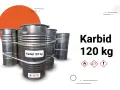 Metalowe beczki z napisem "Karbid 120 kg" i symbolami ostrzegawczymi.