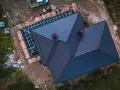 Budowa nowego dachu, trwa wymiana dachu. Cena tej inwestycji zależy od materiałów i skomplikowania projektu.