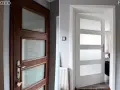 Przed i po: ciemne drzwi z okleiny odnowione na biało. Zobacz, jak odnowić drzwi z okleiny, by nadać im nowy wygląd.