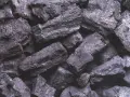 Stos węgla koksowego, gotowy do rozpalenia w piecu.
