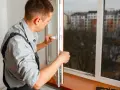 Montaż okna z wykorzystaniem dofinansowania. Fachowiec reguluje mechanizm otwierania, by zapewnić komfort i bezpieczeństwo.