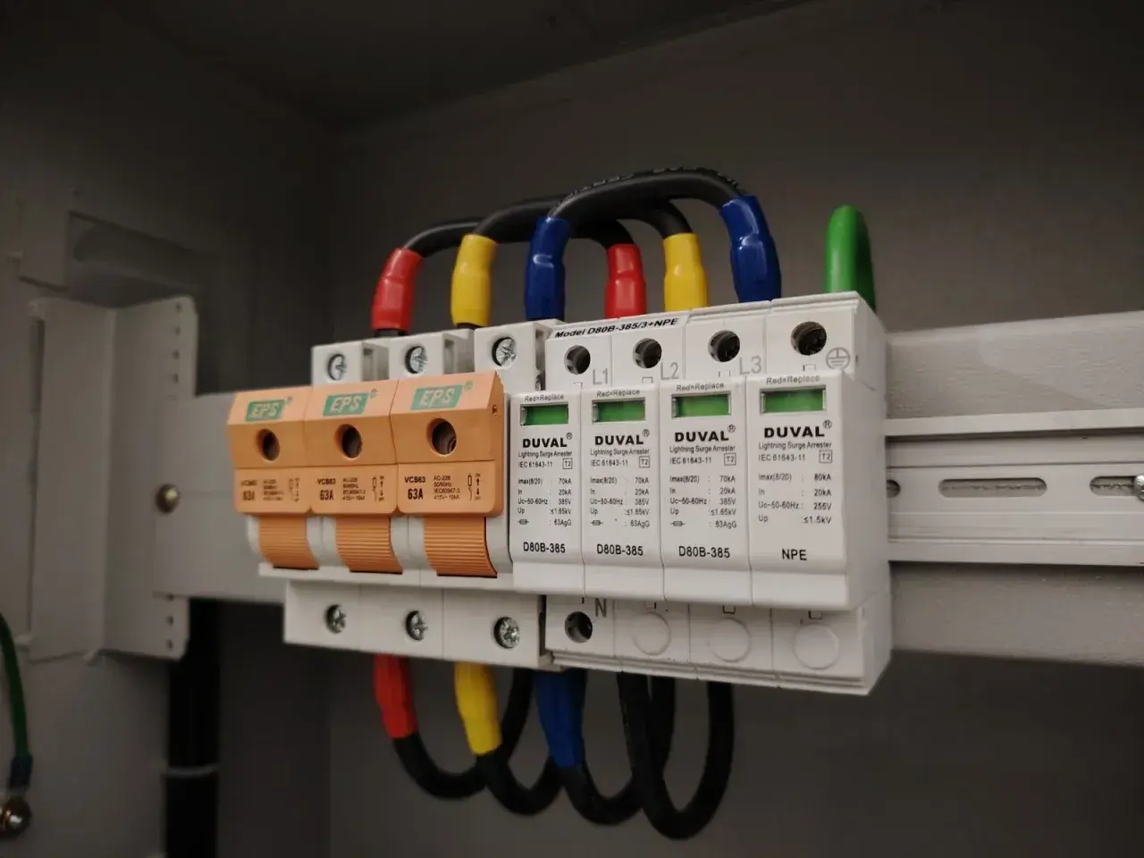 W skrzynce elektrycznej zamontowano przepięciówkę chroniącą instalację przed wyładowaniami atmosferycznymi.