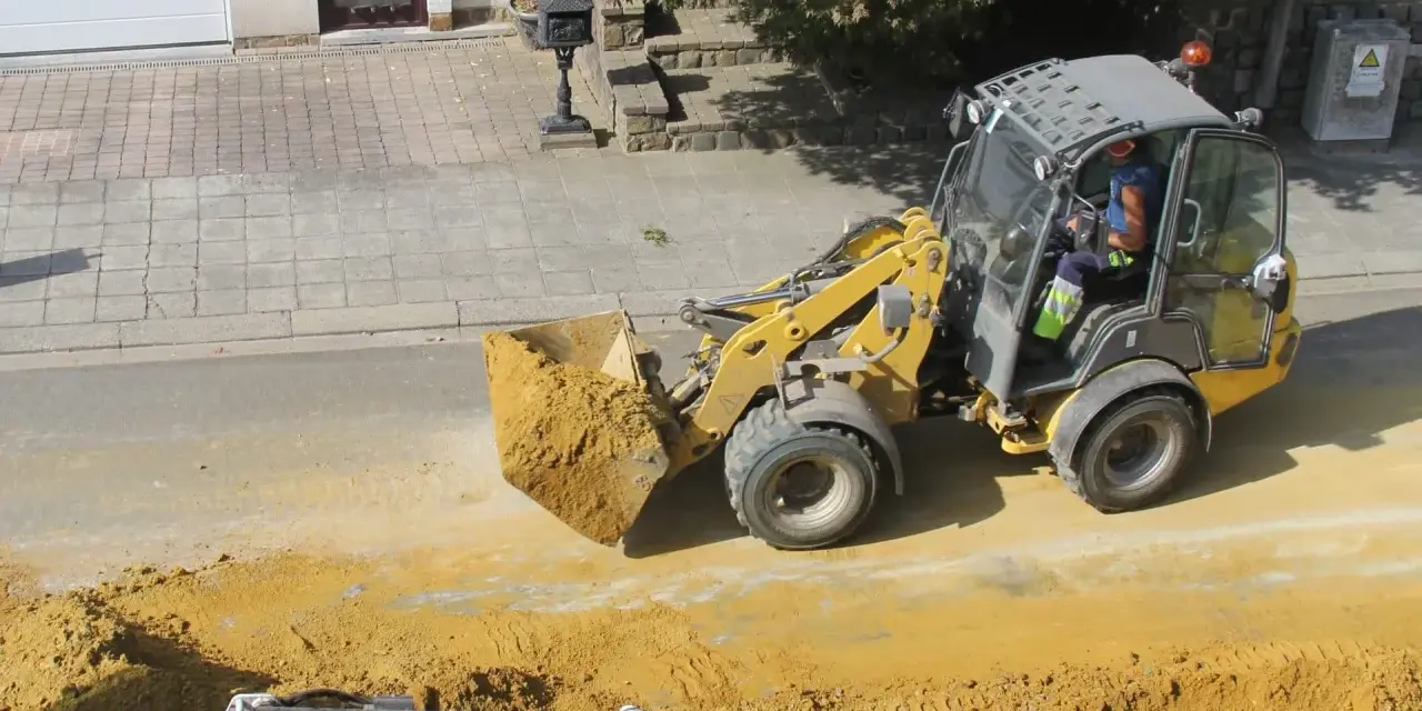 Ile kosztuje wynajem koparki bez operatora? Ceny, które zaskakują