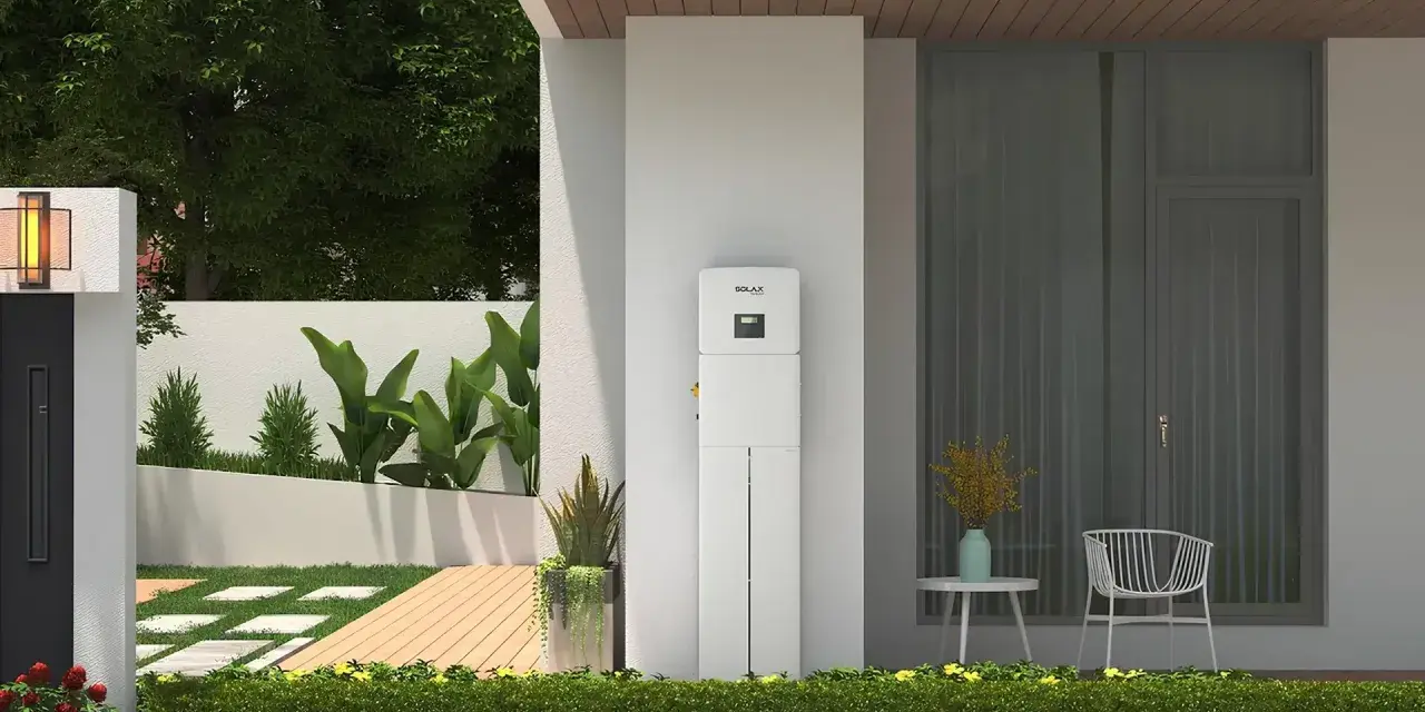 Nowoczesny magazyn energii SolaX przy domu. Dowiedz się, ile kosztuje magazyn energii i jak działa.