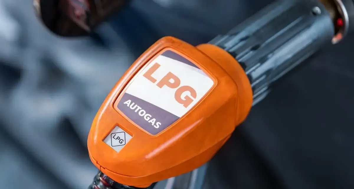 Pomarańczowa końcówka dystrybutora LPG z napisem "AUTOGAS". Rozważasz koszt instalacji gazowej?