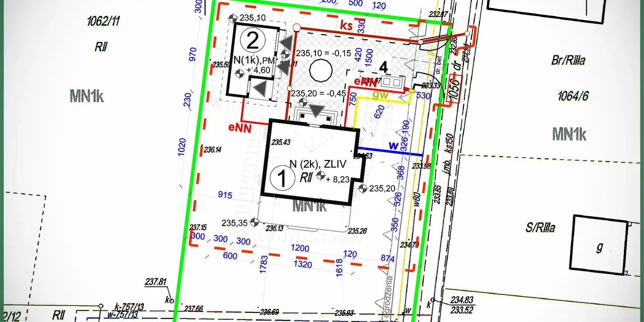Mapa do celów projektowych z zaznaczonymi budynkami (1, 2, 4, g) i granicami działek. Widoczne oznaczenia geodezyjne i wysokości.