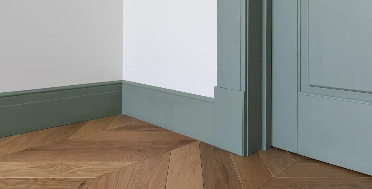 Jakie listwy przypodłogowe do paneli – wybierz najlepsze materiały i style