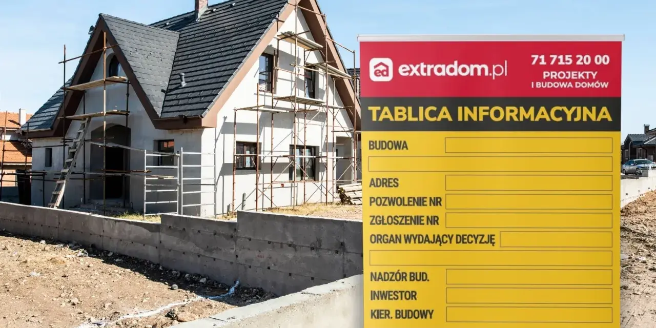 Tablica informacyjna budowy domu w trakcie prac. Widoczny dom w rusztowaniach i żółta tablica z danymi budowy.