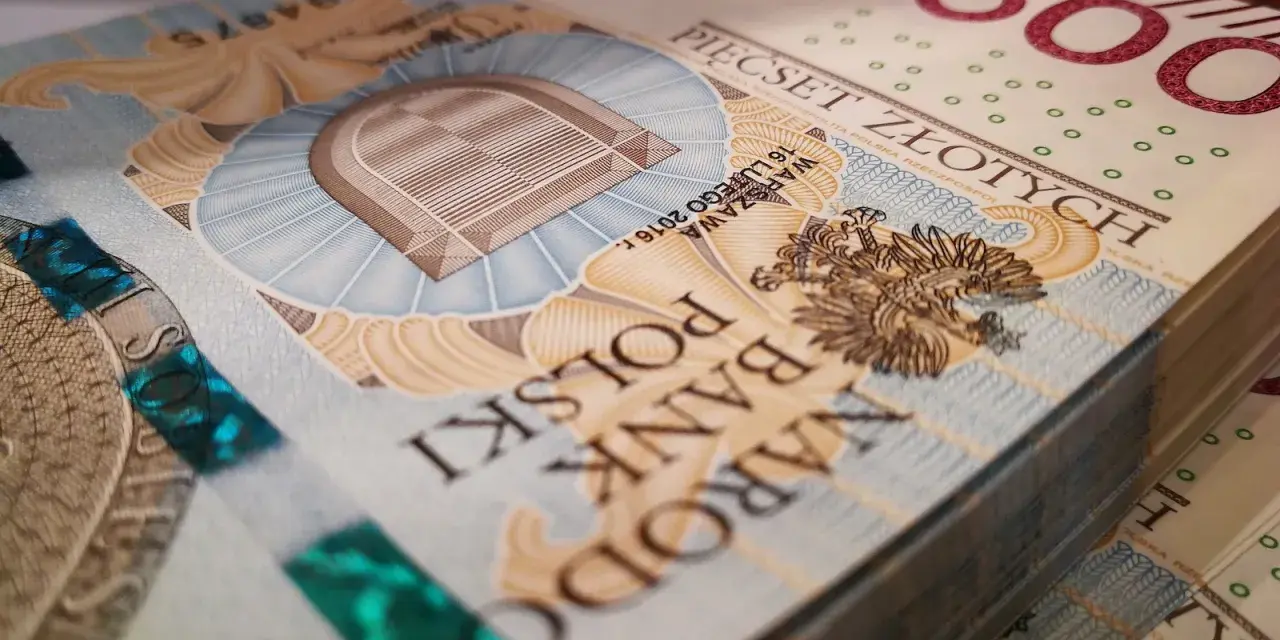 Stos polskich banknotów 500-złotowych.