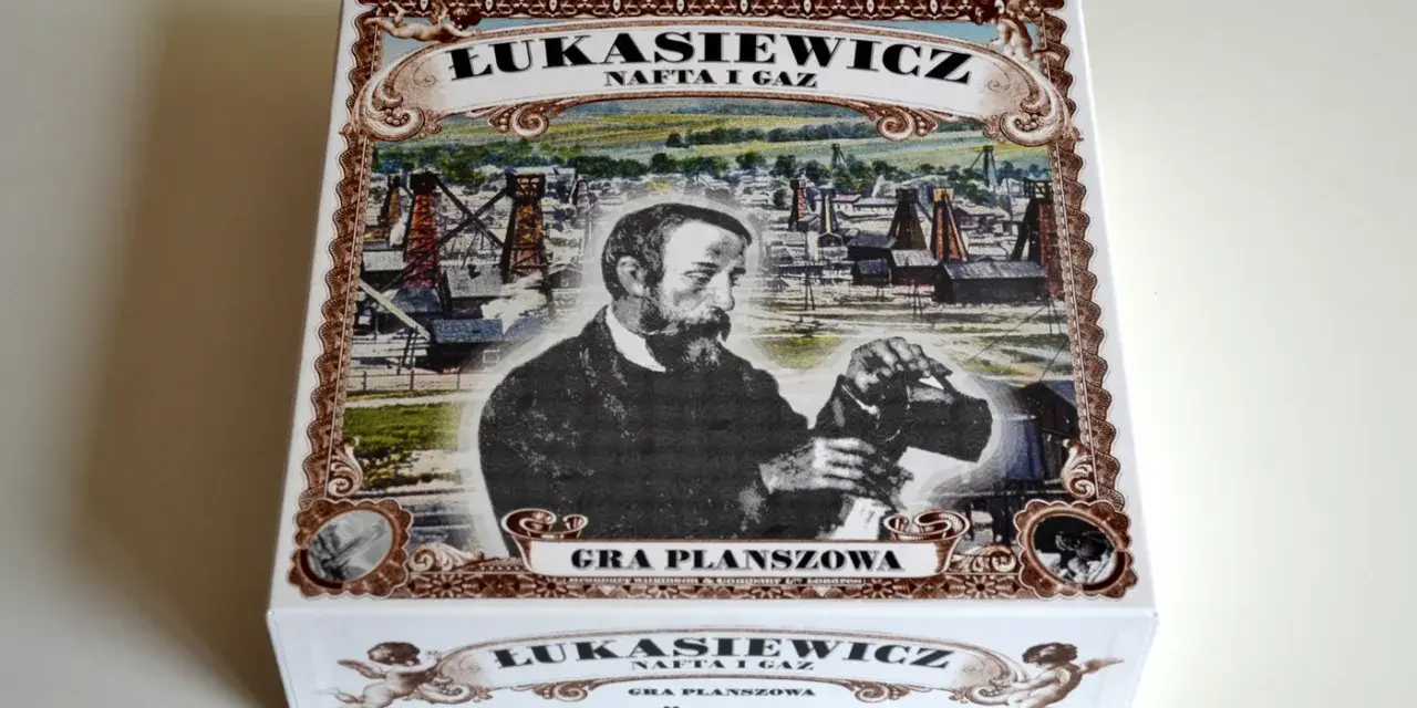 Pudełko gry planszowej "Łukasiewicz: Nafta i Gaz" z Ignacym Łukasiewiczem na tle szybów naftowych.
