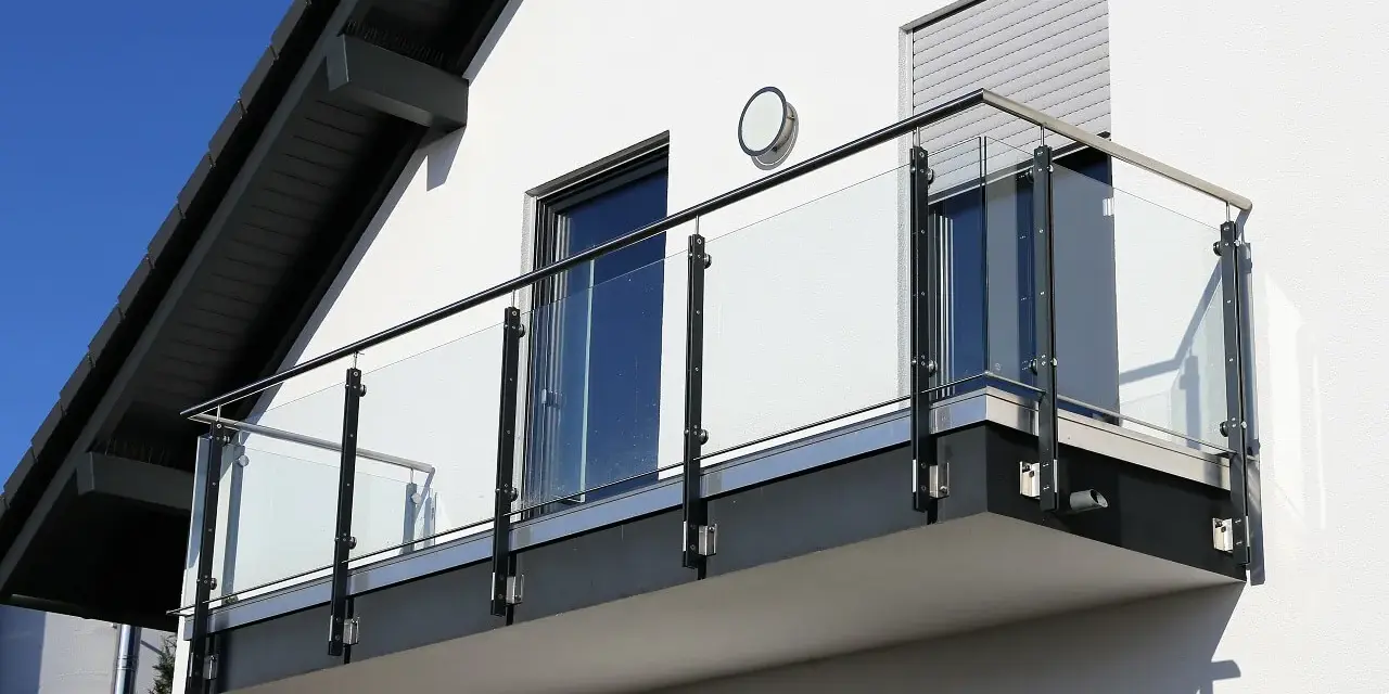 Nowoczesna obróbka czoła balkonu z balustradą ze szkła i stali nierdzewnej.