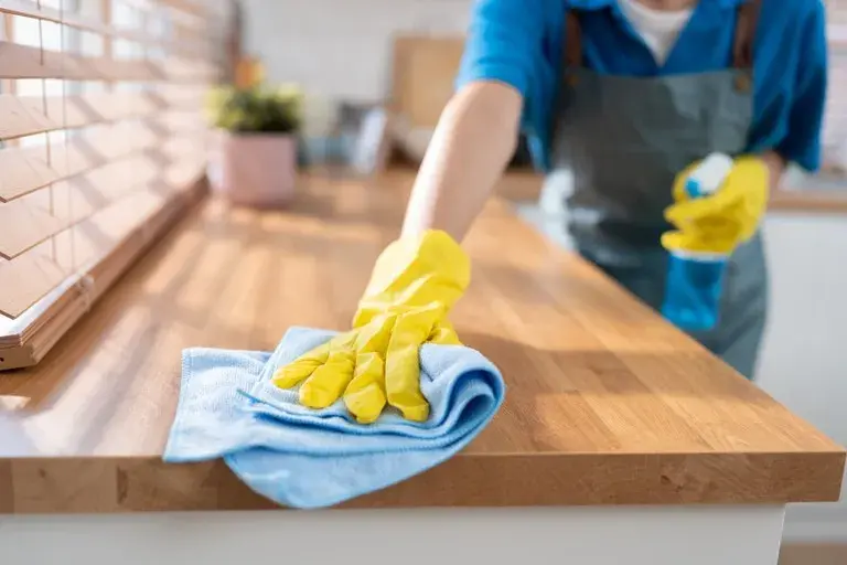 Jak usunąć spaleniznę z blatu - skuteczne metody i porady