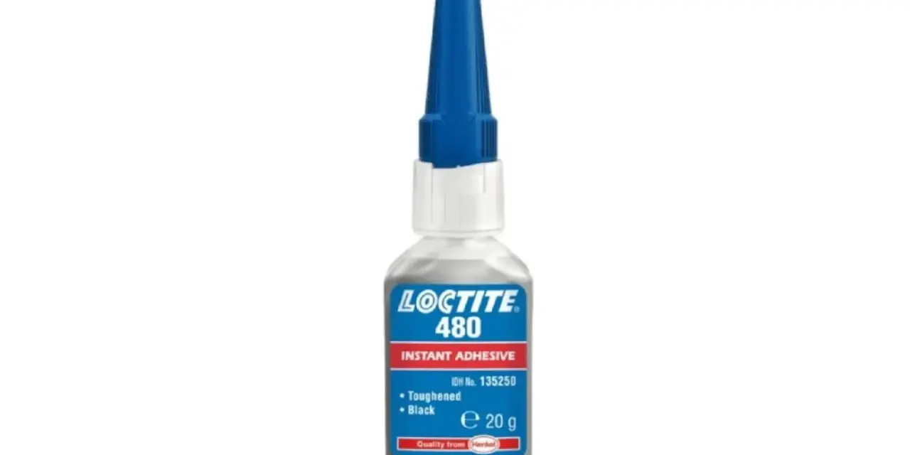 Butelka kleju Loctite 480. Jedna kropelka wystarczy, by połączyć elementy. Czarny, wzmocniony klej błyskawiczny.