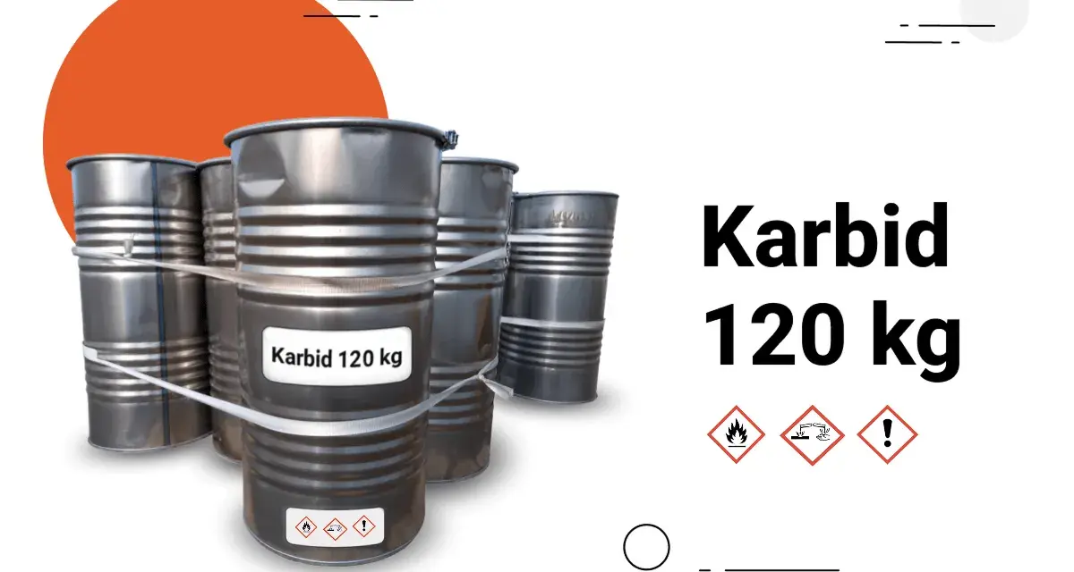 Metalowe beczki z napisem "Karbid 120 kg" i symbolami ostrzegawczymi.