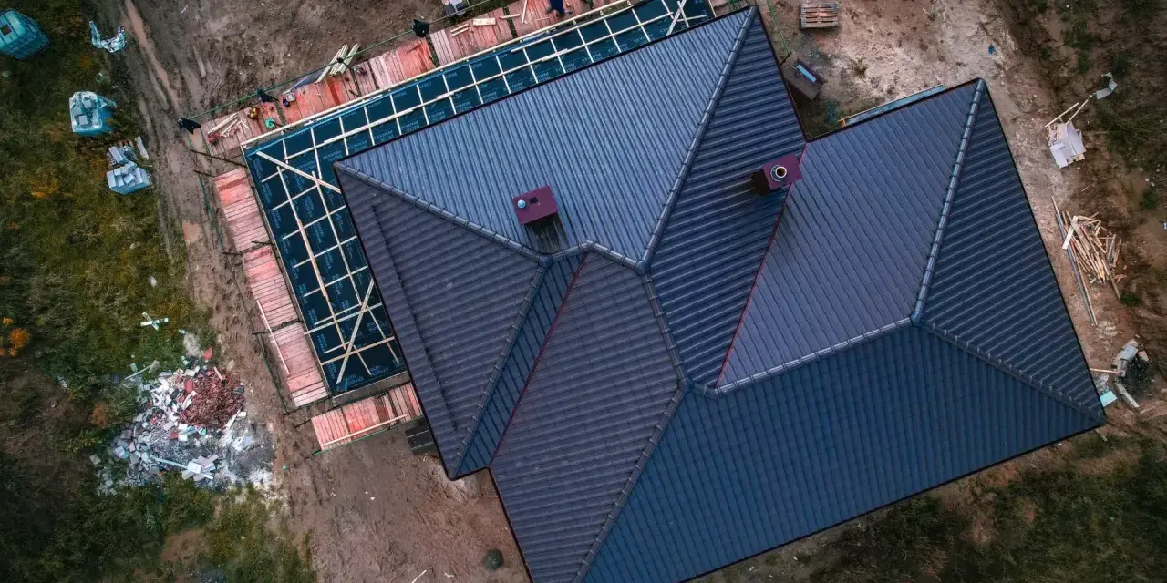 Budowa nowego dachu, trwa wymiana dachu. Cena tej inwestycji zależy od materiałów i skomplikowania projektu.