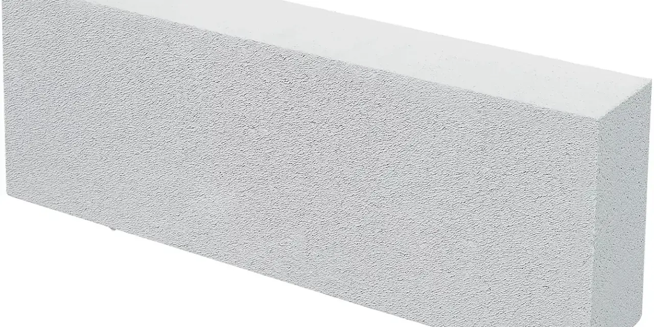Biały pustak z betonu komórkowego, idealny do budowy ścian. Beton 77 to solidny materiał budowlany.