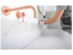 Instalator montuje baterię podtynkową. Sprawdź montaż baterii podtynkowej cena.