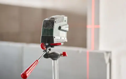 Jaka poziomica laserowa najlepsza? Odkryj najlepsze modele i porady
