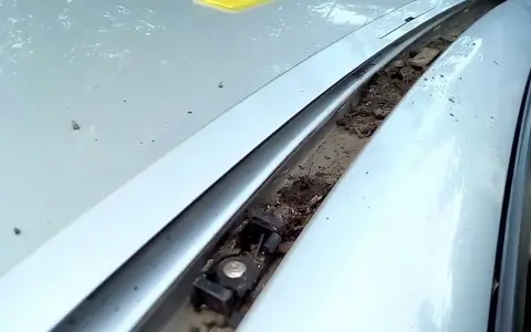Jak zdjąć listwy dachowe Opel Astra H bez uszkodzeń - krok po kroku