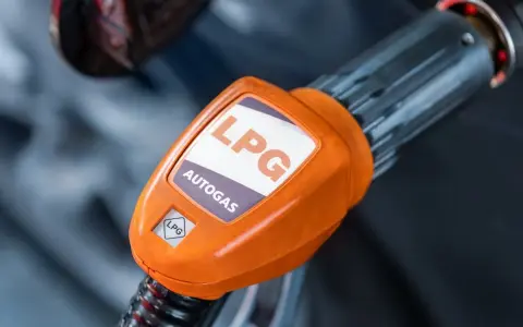 Pomarańczowa końcówka dystrybutora LPG z napisem "AUTOGAS". Rozważasz koszt instalacji gazowej?