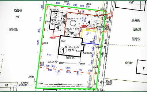 Mapa do celów projektowych z zaznaczonymi budynkami (1, 2, 4, g) i granicami działek. Widoczne oznaczenia geodezyjne i wysokości.