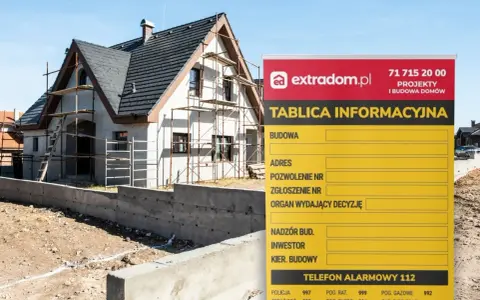 Tablica informacyjna budowy domu w trakcie prac. Widoczny dom w rusztowaniach i żółta tablica z danymi budowy.