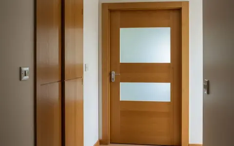 Nowoczesne drzwi z szybą, jak przerobić stare drzwi z szybą na nowoczesne. Drewniane drzwi z dwoma matowymi przeszkleniami.