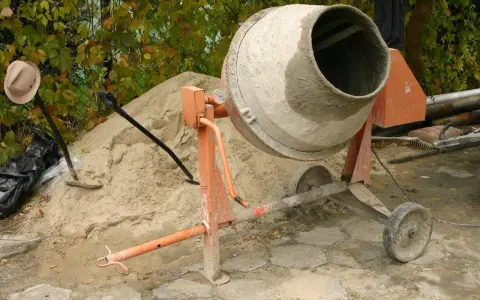 Jak zrobić beton B20 w betoniarce - uniknij najczęstszych błędów