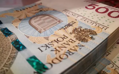Stos polskich banknotów 500-złotowych.