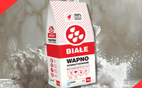 Białe wapno hydratyzowane w worku, eksplodujące w chmurze pyłu. Produkt naturalny do budowy.