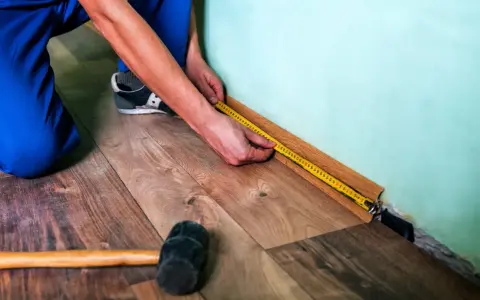 Dlaczego panele podłogowe się rozchodzą? Oto najczęstsze przyczyny i rozwiązania