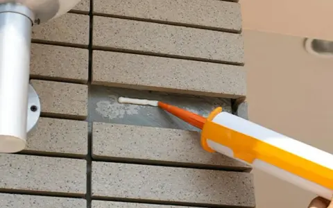 Dlaczego silikon odchodzi? Oto najczęstsze przyczyny i rozwiązania