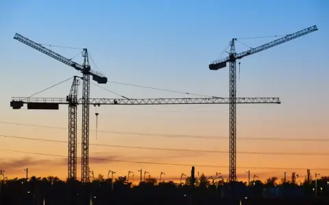 Ile kosztuje dźwig budowlany? Ceny, wynajem i czynniki wpływające na koszt