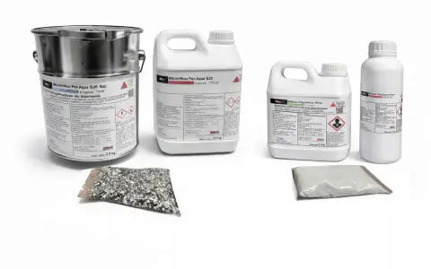 Zestaw produktów do podłóg: duży metalowy pojemnik, dwie plastikowe bańki i dwie paczki z materiałami sypkimi. To wszystko to wysokiej jakości żywica.