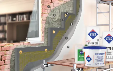 Przekrój ściany z widocznym systemem ocieplenia i produktami Atlas: podkładem, klejem i tynkiem.