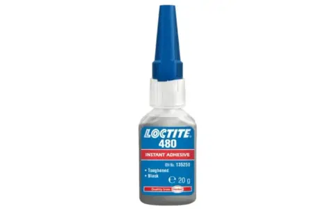 Butelka kleju Loctite 480. Jedna kropelka wystarczy, by połączyć elementy. Czarny, wzmocniony klej błyskawiczny.
