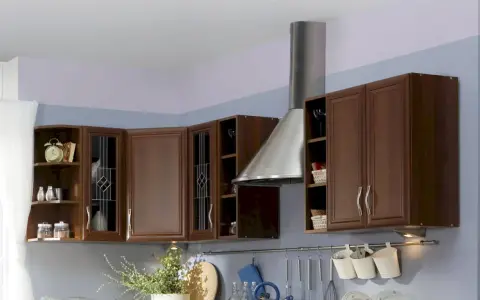 Jasne ściany w kuchni z brązowymi meblami tworzą przytulną atmosferę. Delikatny fiolet i błękit na ścianach dodają elegancji.