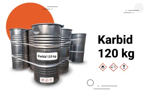 Metalowe beczki z napisem "Karbid 120 kg" i symbolami ostrzegawczymi.