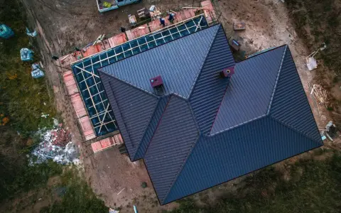 Budowa nowego dachu, trwa wymiana dachu. Cena tej inwestycji zależy od materiałów i skomplikowania projektu.
