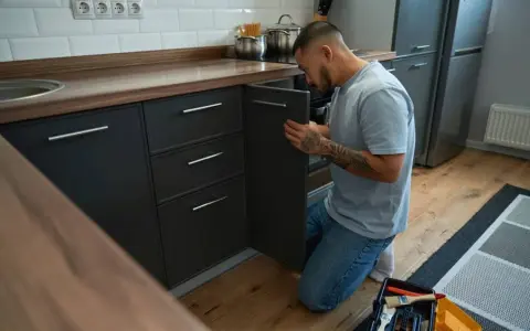 Jak okleić blat kuchenny - proste kroki, by uniknąć błędów