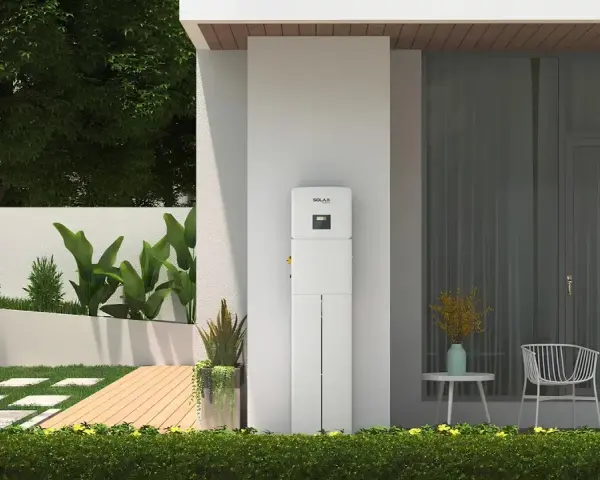 Nowoczesny magazyn energii SolaX przy domu. Dowiedz się, ile kosztuje magazyn energii i jak działa.