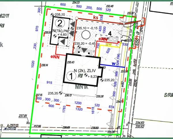 Mapa do celów projektowych z zaznaczonymi budynkami (1, 2, 4, g) i granicami działek. Widoczne oznaczenia geodezyjne i wysokości.